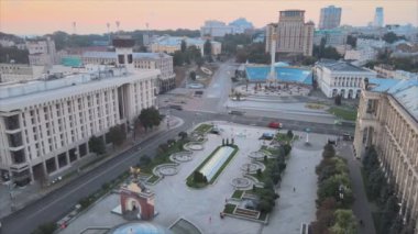 Bu stok görüntüler Ukrayna 'nın Kyiv kentindeki Independence Meydanı' nın 8K çözünürlükteki hava görüntüsünü gösteriyor.