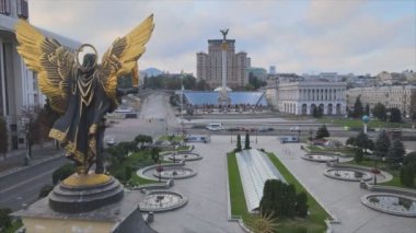 Bu stok görüntüler Ukrayna 'nın Kyiv kentindeki Independence Meydanı' nın 8K çözünürlükteki hava görüntüsünü gösteriyor.