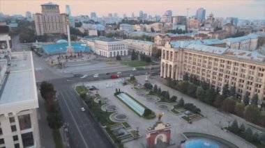 Bu stok görüntüler Ukrayna 'nın Kyiv kentindeki Independence Meydanı' nın 8K çözünürlükteki hava görüntüsünü gösteriyor.