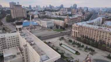 Bu stok görüntüler Ukrayna 'nın Kyiv kentindeki Independence Meydanı' nın 8K çözünürlükteki hava görüntüsünü gösteriyor.