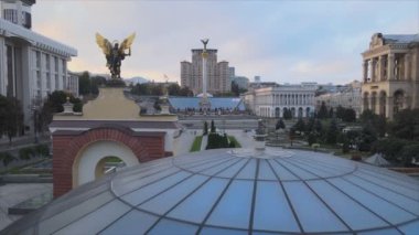 Bu stok görüntüler Ukrayna 'nın Kyiv kentindeki Independence Meydanı' nın 8K çözünürlükteki hava görüntüsünü gösteriyor.