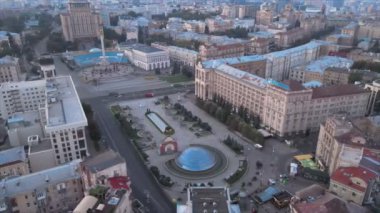 Bu stok görüntüler Ukrayna 'nın Kyiv kentindeki Independence Meydanı' nın 8K çözünürlükteki hava görüntüsünü gösteriyor.