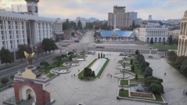 Bu stok görüntüler Ukrayna 'nın Kyiv kentindeki Independence Meydanı' nın 8K çözünürlükteki hava görüntüsünü gösteriyor.