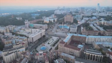 Bu stok görüntüler Ukrayna 'nın Kyiv kentindeki Independence Meydanı' nın 8K çözünürlükteki hava görüntüsünü gösteriyor.