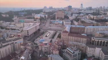 Bu stok görüntüler Ukrayna 'nın Kyiv kentindeki Independence Meydanı' nın 8K çözünürlükteki hava görüntüsünü gösteriyor.