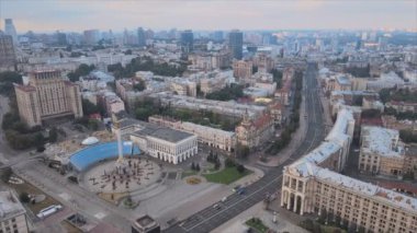 Bu stok görüntüler Ukrayna 'nın Kyiv kentindeki Independence Meydanı' nın 8K çözünürlükteki hava görüntüsünü gösteriyor.
