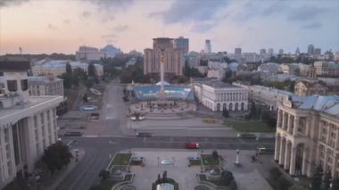 Bu stok görüntüler Ukrayna 'nın Kyiv kentindeki Independence Meydanı' nın 8K çözünürlükteki hava görüntüsünü gösteriyor.