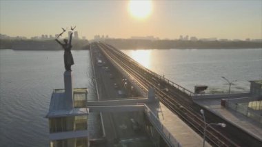 Bu görüntüler Ukrayna 'nın başkenti Kyiv' de sabah saatlerinde metro köprüsünün hava görüntüsünü gösteriyor.