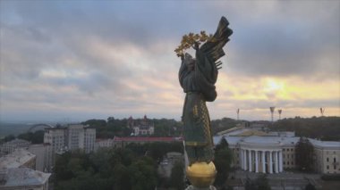 Bu stok görüntüler, Kyiv 'deki Bağımsızlık Meydanı' ndaki 8K çözünürlüğündeki anıtın hava görüntüsünü gösteriyor.