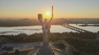 Bu stok görüntüler Ukrayna 'nın Kyiv kentindeki Anavatan Anıtı' nın 8K çözünürlüğündeki hava görüntüsünü gösteriyor.