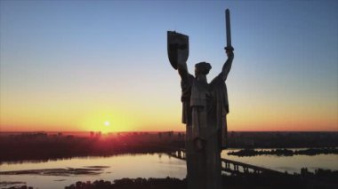 Bu stok görüntüler Ukrayna 'nın Kyiv kentindeki Anavatan Anıtı' nın 8K çözünürlüğündeki hava görüntüsünü gösteriyor.