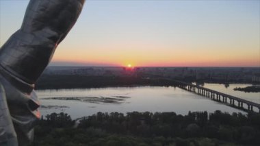 Bu stok görüntüler Ukrayna 'nın Kyiv kentindeki Anavatan Anıtı' nın 8K çözünürlüğündeki hava görüntüsünü gösteriyor.