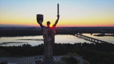 Bu stok görüntüler Ukrayna 'nın Kyiv kentindeki Anavatan Anıtı' nın 8K çözünürlüğündeki hava görüntüsünü gösteriyor.