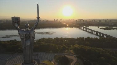 Bu stok görüntüler Ukrayna 'nın Kyiv kentindeki Anavatan Anıtı' nın 8K çözünürlüğündeki hava görüntüsünü gösteriyor.