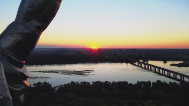 Bu stok görüntüler Ukrayna 'nın Kyiv kentindeki Anavatan Anıtı' nın 8K çözünürlüğündeki hava görüntüsünü gösteriyor.