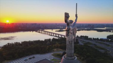 Bu stok görüntüler Ukrayna 'nın Kyiv kentindeki Anavatan Anıtı' nın 8K çözünürlüğündeki hava görüntüsünü gösteriyor.