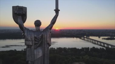 Bu stok görüntüler Ukrayna 'nın Kyiv kentindeki Anavatan Anıtı' nın 8K çözünürlüğündeki hava görüntüsünü gösteriyor.