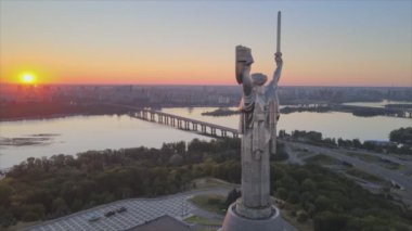 Bu stok görüntüler Ukrayna 'nın Kyiv kentindeki Anavatan Anıtı' nın 8K çözünürlüğündeki hava görüntüsünü gösteriyor.