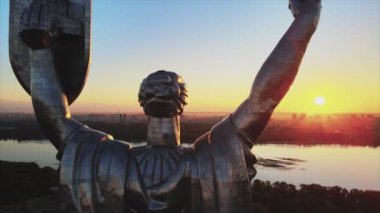 Bu stok görüntüler Ukrayna 'nın Kyiv kentindeki Anavatan Anıtı' nın 8K çözünürlüğündeki hava görüntüsünü gösteriyor.