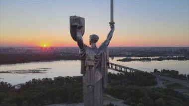 Bu stok görüntüler Ukrayna 'nın Kyiv kentindeki Anavatan Anıtı' nın 8K çözünürlüğündeki hava görüntüsünü gösteriyor.