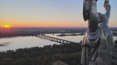 Bu stok görüntüler Ukrayna 'nın Kyiv kentindeki Anavatan Anıtı' nın 8K çözünürlüğündeki hava görüntüsünü gösteriyor.