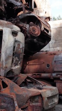 Bu stok dikey video Irpin, Bucha bölgesinde bir kurşun ve yanmış araba dökümü gösteriyor.