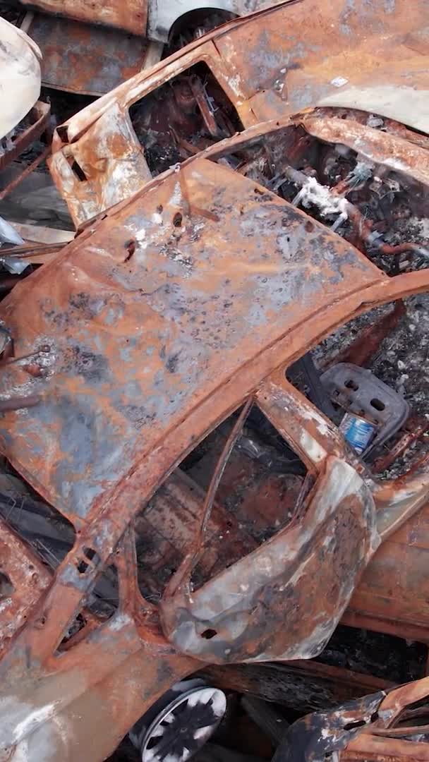 Questo Video Verticale Mostra Una Discarica Auto Sparate Bruciate Nel — Video Stock