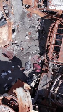 Bu stok dikey video Irpin, Bucha bölgesinde bir kurşun ve yanmış araba dökümü gösteriyor.