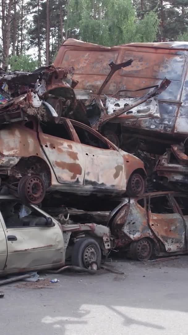 Video Vertikal Ini Menunjukkan Sebuah Dump Mobil Ditembak Dan Dibakar — Stok Video