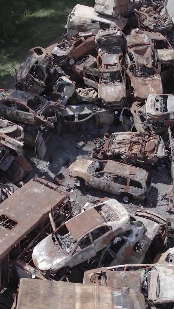 Questo Video Verticale Mostra Una Discarica Auto Sparate Bruciate Nel — Video Stock