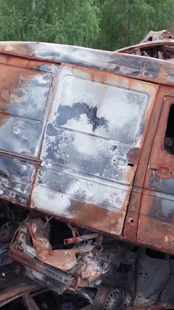 このストック垂直ビデオは ブチャ地区のIrpinで撮影された車のダンプを示しています — ストック動画