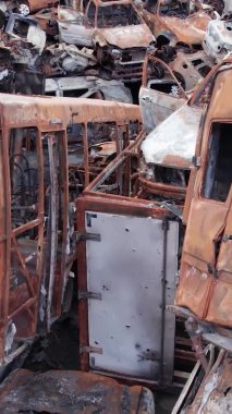 Bu stok dikey video Irpin, Bucha bölgesinde bir kurşun ve yanmış araba dökümü gösteriyor.