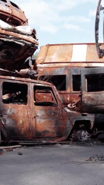 Bu stok dikey video Irpin, Bucha bölgesinde bir kurşun ve yanmış araba dökümü gösteriyor.