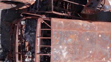 Bu stok dikey video Irpin, Bucha bölgesinde bir kurşun ve yanmış araba dökümü gösteriyor.