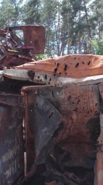 Bu stok dikey video Irpin, Bucha bölgesinde bir kurşun ve yanmış araba dökümü gösteriyor.