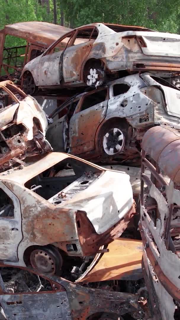 Questo Video Verticale Mostra Una Discarica Auto Sparate Bruciate Nel — Video Stock