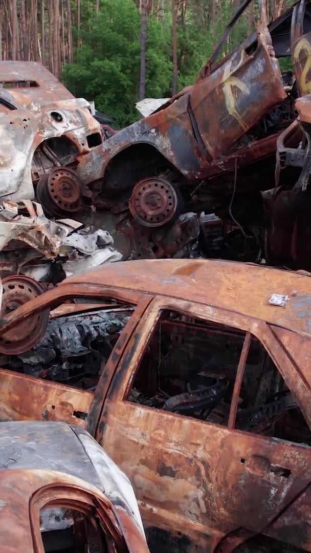 Questo Video Verticale Mostra Una Discarica Auto Sparate Bruciate Nel — Video Stock