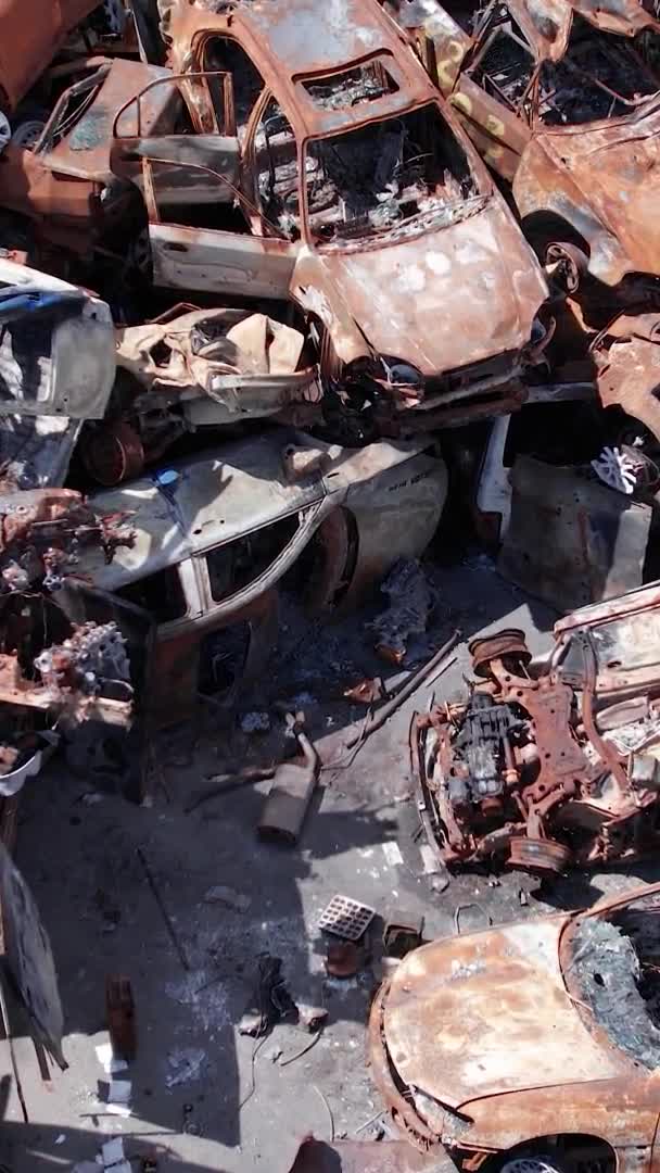 Questo Video Verticale Mostra Una Discarica Auto Sparate Bruciate Nel — Video Stock