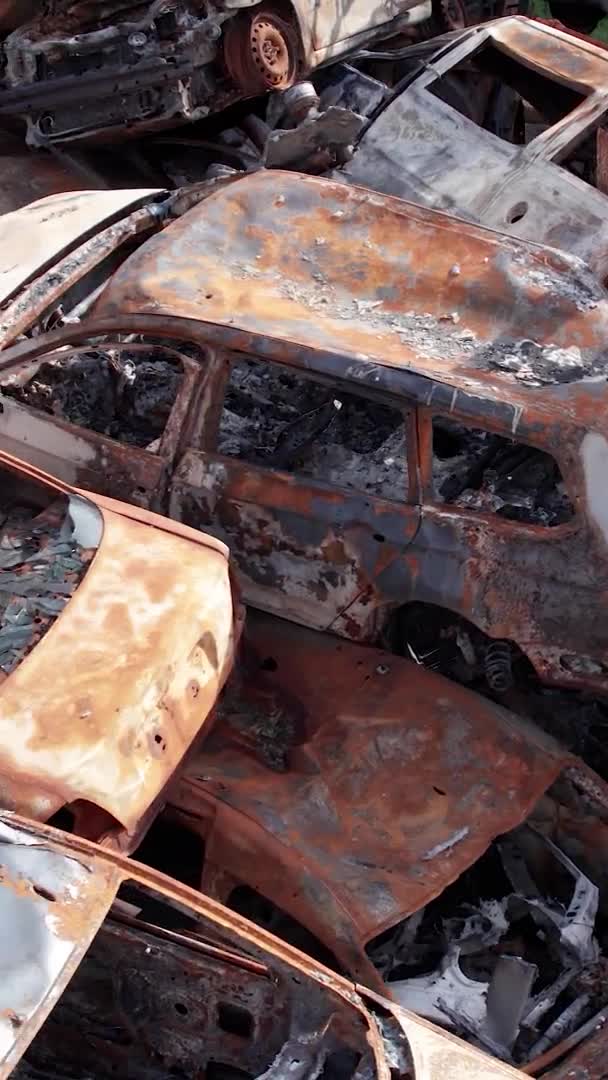 Stok Dikey Video Irpin Bucha Bölgesinde Bir Kurşun Yanmış Araba — Stok video