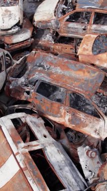 Bu stok dikey video Irpin, Bucha bölgesinde bir kurşun ve yanmış araba dökümü gösteriyor.