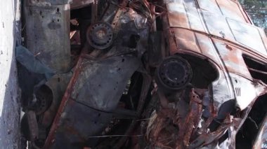 Bu stok dikey video Irpin, Bucha bölgesinde bir kurşun ve yanmış araba dökümü gösteriyor.