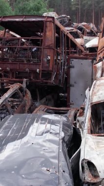 Bu stok dikey video Irpin, Bucha bölgesinde bir kurşun ve yanmış araba dökümü gösteriyor.