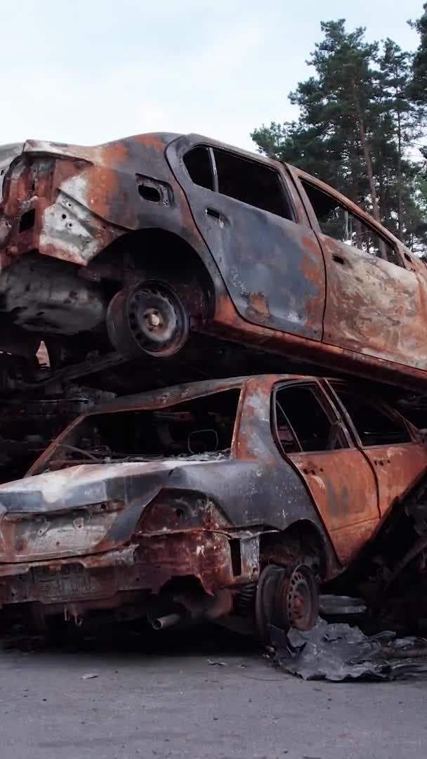 Questo Video Verticale Mostra Una Discarica Auto Sparate Bruciate Nel — Video Stock