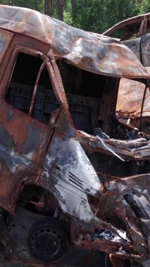 Bu stok dikey video Irpin, Bucha bölgesinde bir kurşun ve yanmış araba dökümü gösteriyor.