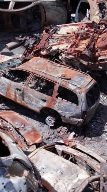 Bu stok dikey video Irpin, Bucha bölgesinde bir kurşun ve yanmış araba dökümü gösteriyor.