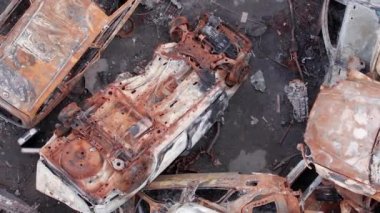 Bu stok dikey video Irpin, Bucha bölgesinde bir kurşun ve yanmış araba dökümü gösteriyor.