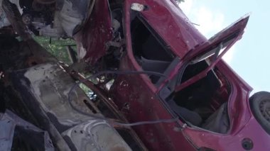 Bu stok dikey video Irpin, Bucha bölgesinde bir kurşun ve yanmış araba dökümü gösteriyor.