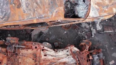 Bu stok dikey video Irpin, Bucha bölgesinde bir kurşun ve yanmış araba dökümü gösteriyor.