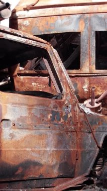 Bu stok dikey video Irpin, Bucha bölgesinde bir kurşun ve yanmış araba dökümü gösteriyor.