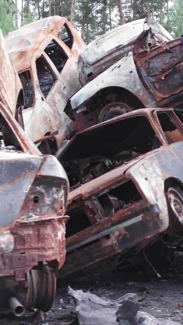 Вертикальное Видео Показывает Свалку Выстрелов Сгоревших Автомобилей Ирпине Район Буча — стоковое видео